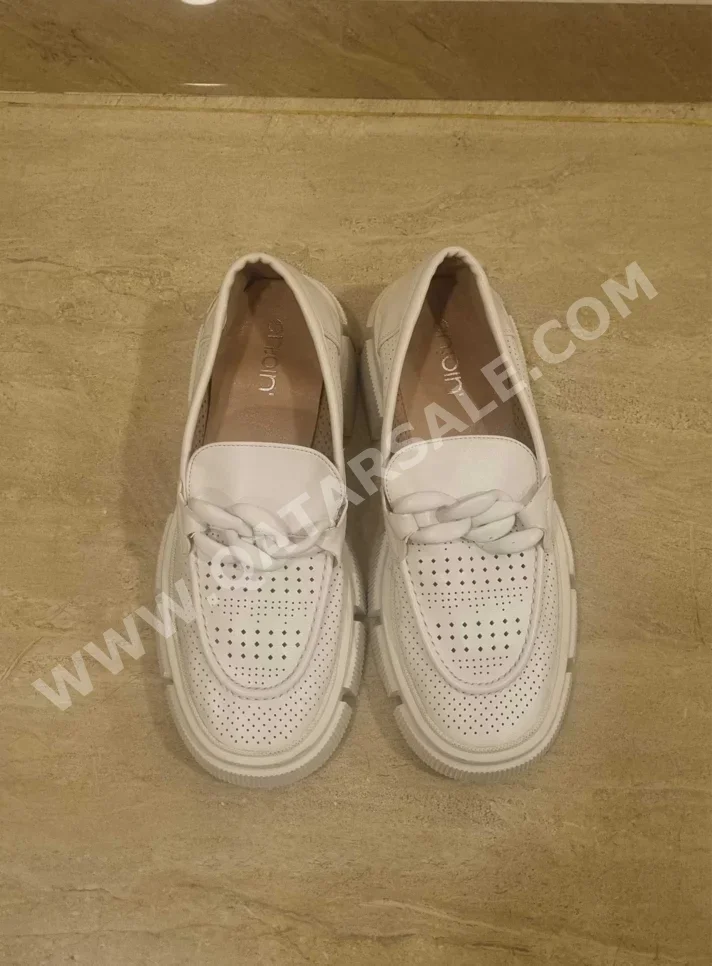 أحذية أبيض مقاس 38  نسائي