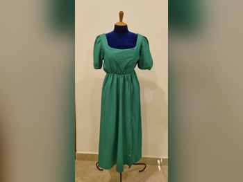 فستان  - أخضر  -المقاس: 42