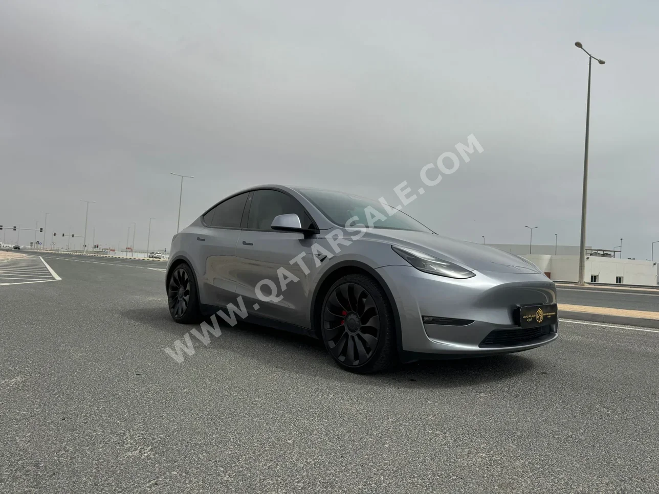 تسلا  واي  بيرفورمانس  2024  اوتوماتيك  27,000 كم  0 سلندر  دفع كلي مستمر  سيدان  رمادي