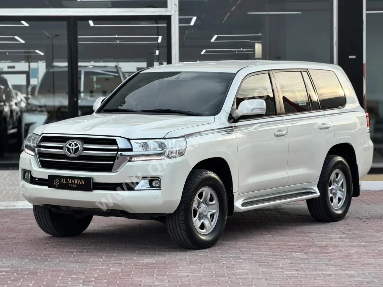 تويوتا  لاند كروزر  جي اكس  2016  اوتوماتيك  305,000 كم  6 سلندر  دفع رباعي  اس يو في  أبيض
