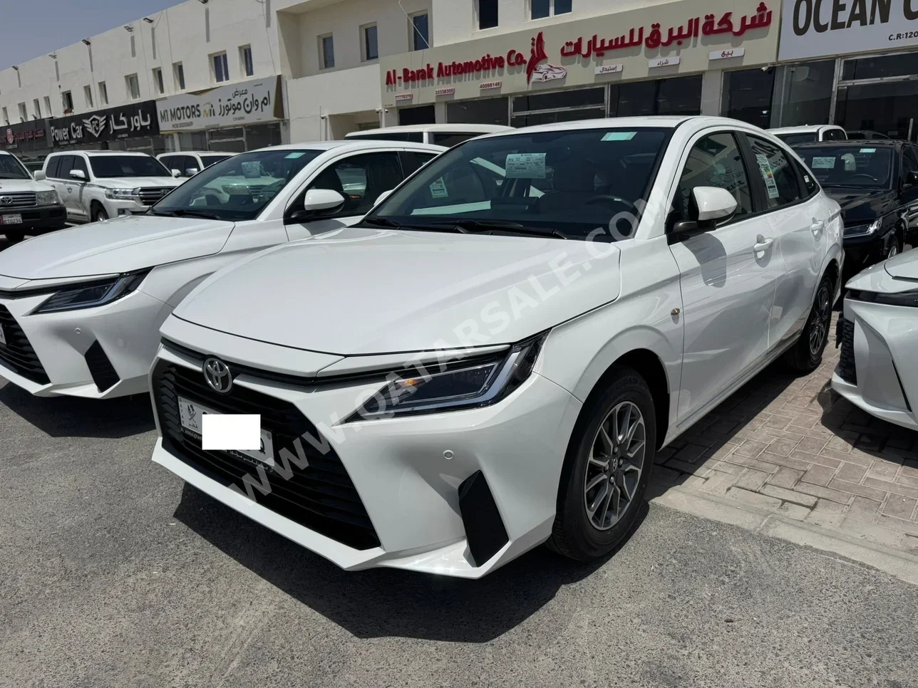 تويوتا  ياريس  2026  اوتوماتيك  0 كم  4 سلندر  سحب امامي  سيدان  أبيض  تحت الضمان