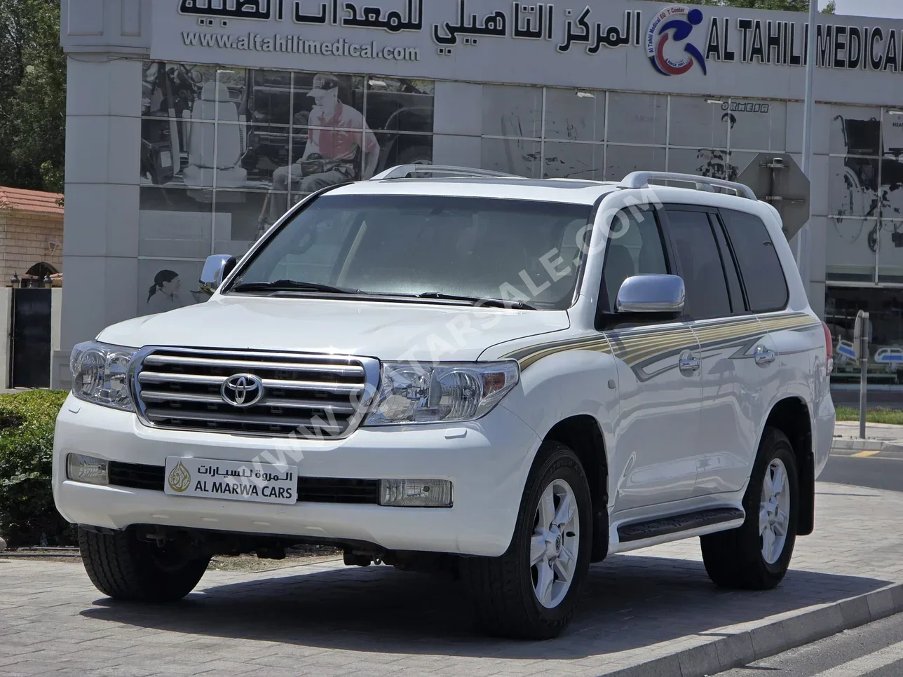 تويوتا  لاند كروزر  في اكس ار  2010  اوتوماتيك  235,000 كم  8 سلندر  دفع رباعي  اس يو في  أبيض