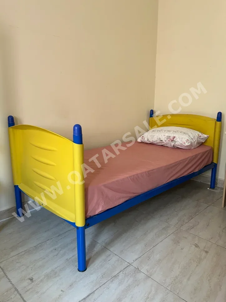 الأسّرة - فردي  - الأصفر  - متضمنة المرتبة