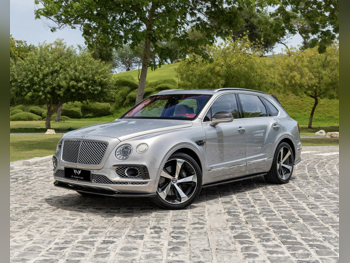 بنتلي  بينتايجا  فيرست اديشن  2017  اوتوماتيك  55,000 كم  12 سلندر  دفع رباعي  اس يو في  فضي