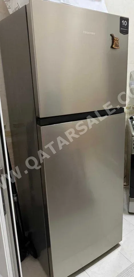 هاي سينس  ثلاجة بفريزر علوي  - فضي