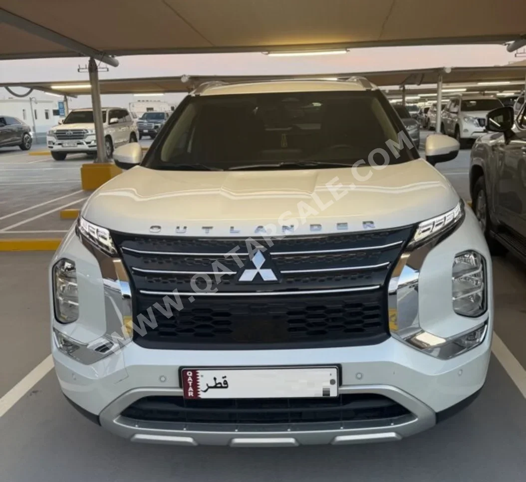 ميتسوبيشي  أوت لاندر  اتش ال +  2025  اوتوماتيك  10,000 كم  4 سلندر  دفع رباعي  اس يو في  أبيض  تحت الضمان
