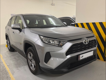 تويوتا  راف 4  2025  اوتوماتيك  15,000 كم  4 سلندر  دفع رباعي  اس يو في  فضي  تحت الضمان