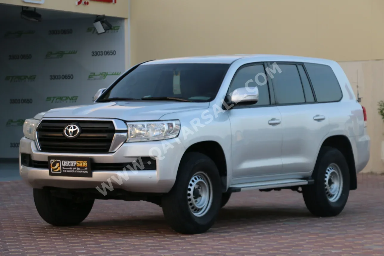 تويوتا  لاند كروزر  جي  2013  اوتوماتيك  484,000 كم  6 سلندر  دفع رباعي  اس يو في  فضي