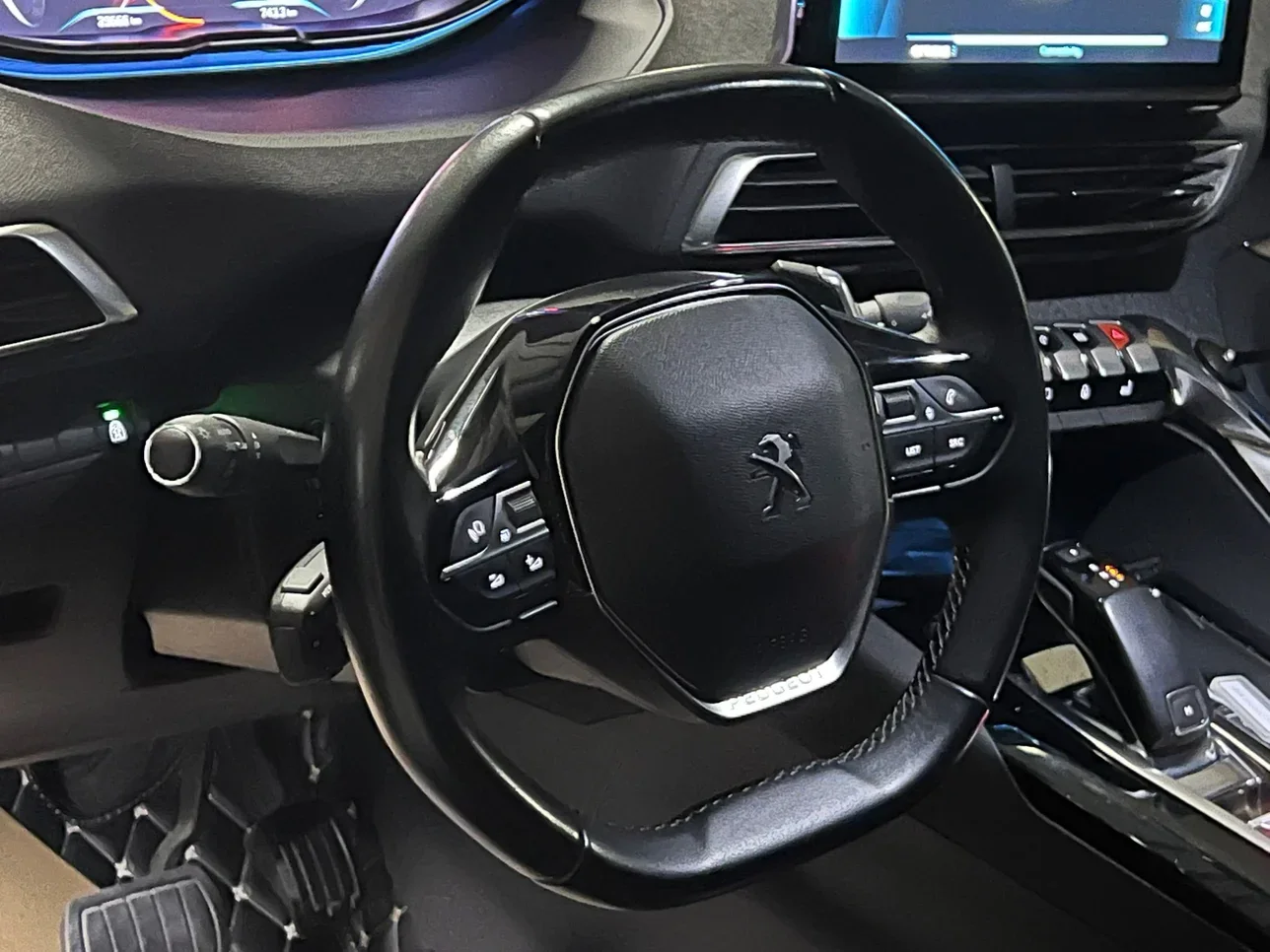 Peugeot  5008  2024  Automatic  39,500 Km  4 Cylinder  Front Wheel Drive (FWD)  SUV  Gray  With Warranty