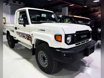 تويوتا  لاند كروزر  ال اكس  2025  عادي  0 كم  6 سلندر  دفع رباعي  بيكب  أبيض  تحت الضمان