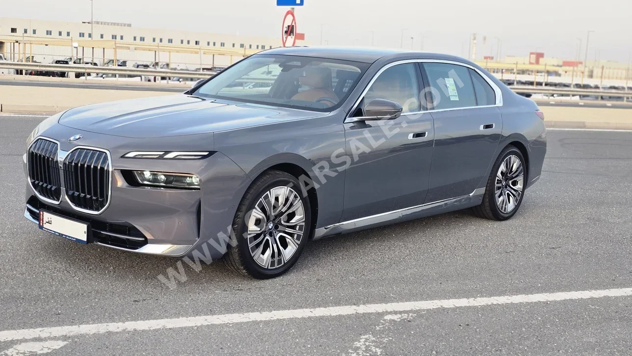بي ام دبليو  الفئة - السابعة  735 اي  2026  اوتوماتيك  1,900 كم  6 سلندر  دفع رباعي  اس يو في  رمادي  تحت الضمان