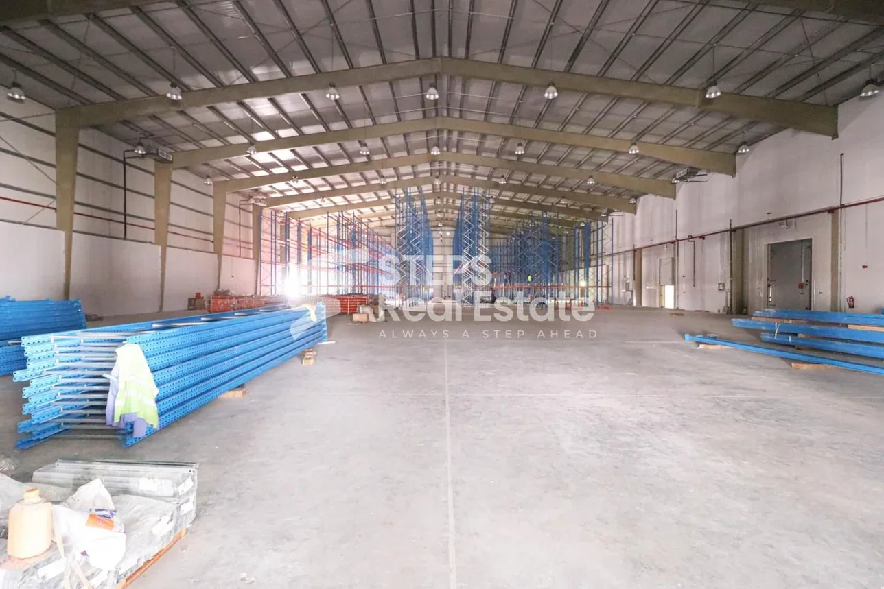 مخازن و مستودعات - الوكرة  - بركة العوامر  -المساحة: 7000 متر مربع