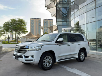 تويوتا  لاند كروزر  جي اكس ار  2018  اوتوماتيك  145,000 كم  8 سلندر  دفع رباعي  اس يو في  أبيض