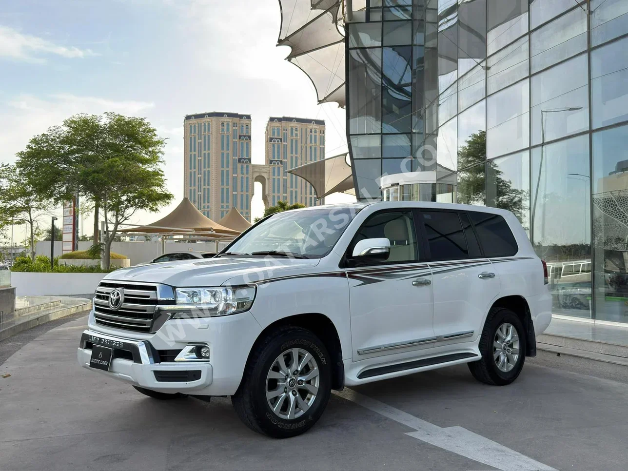 تويوتا  لاند كروزر  جي اكس ار  2018  اوتوماتيك  145,000 كم  8 سلندر  دفع رباعي  اس يو في  أبيض