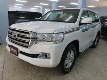 تويوتا  لاند كروزر  جي اكس ار  2019  اوتوماتيك  4,000 كم  8 سلندر  دفع رباعي  اس يو في  أبيض