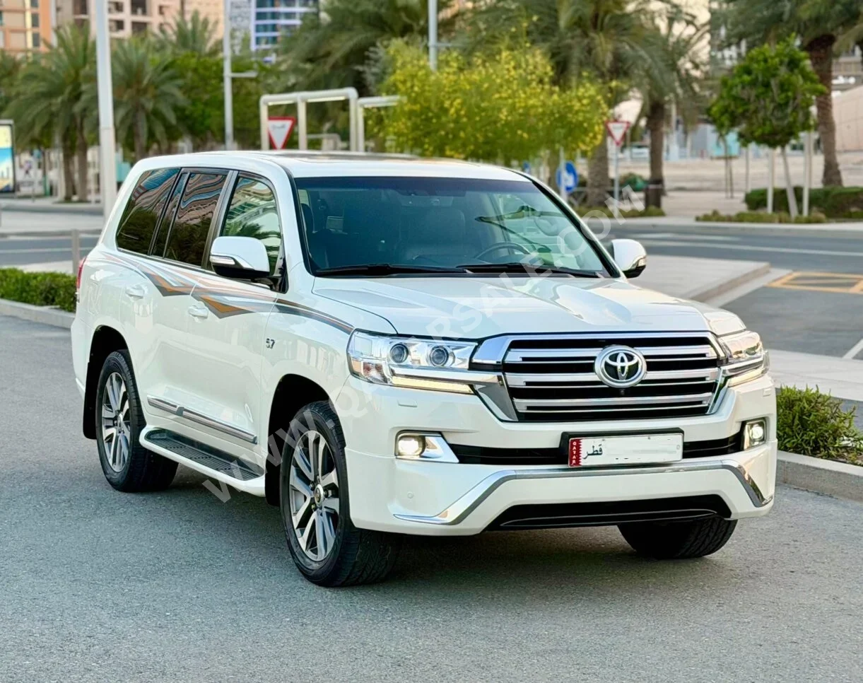 تويوتا  لاند كروزر  في اكس أس  2016  اوتوماتيك  220,000 كم  8 سلندر  دفع رباعي  اس يو في  أبيض