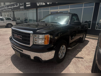 GMC  Sierra  SLE  2013  Automatic  210,000 Km  8 Cylinder  Four Wheel Drive (4WD)  Pick Up  Black