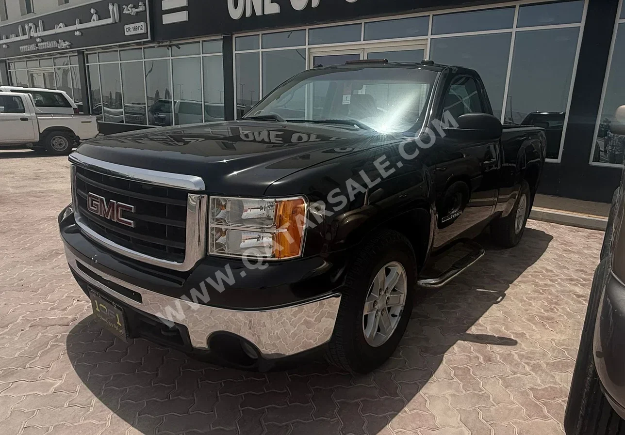 جي ام سي  سييرا  اس ال اي  2013  اوتوماتيك  210,000 كم  8 سلندر  دفع رباعي  بيكب  أسود