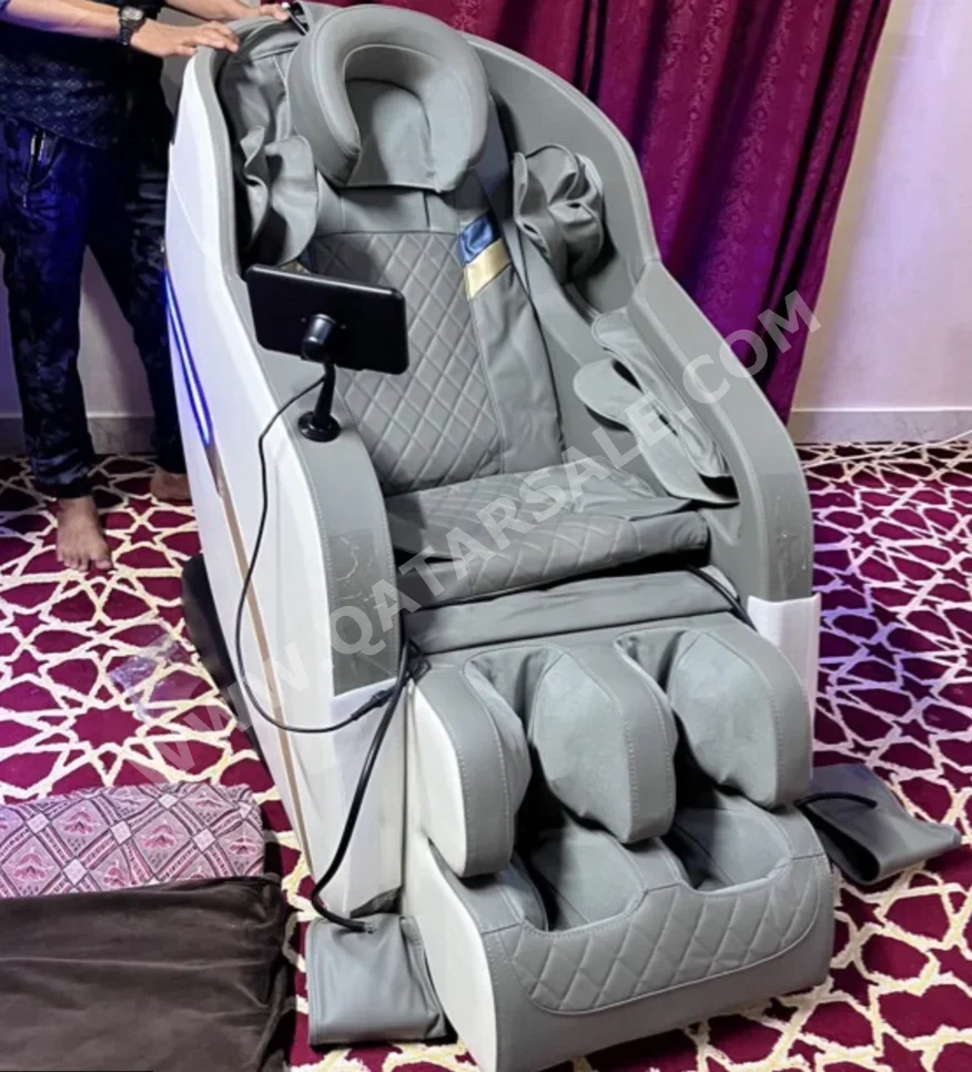 كرسي التدليك اللون البيج