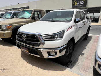 Toyota  Hilux  SR5  2025  Automatic  10,000 Km  4 Cylinder  Four Wheel Drive (4WD)  Pick Up  White  With Warranty