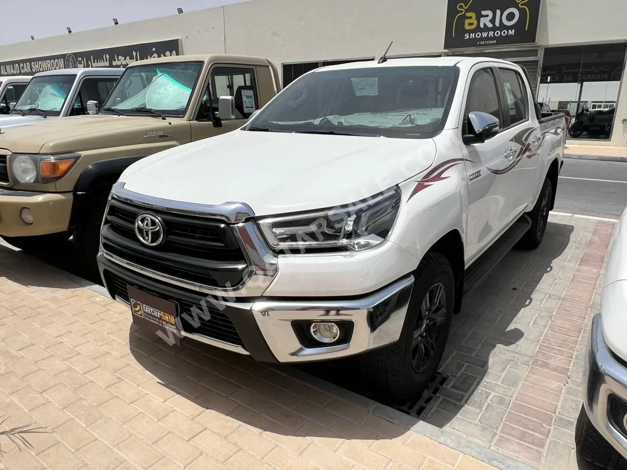 Toyota  Hilux  SR5  2025  Automatic  10,000 Km  4 Cylinder  Four Wheel Drive (4WD)  Pick Up  White  With Warranty
