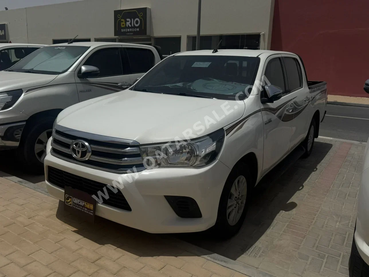 Toyota  Hilux  SR5  2019  Automatic  200,000 Km  4 Cylinder  Four Wheel Drive (4WD)  Pick Up  White