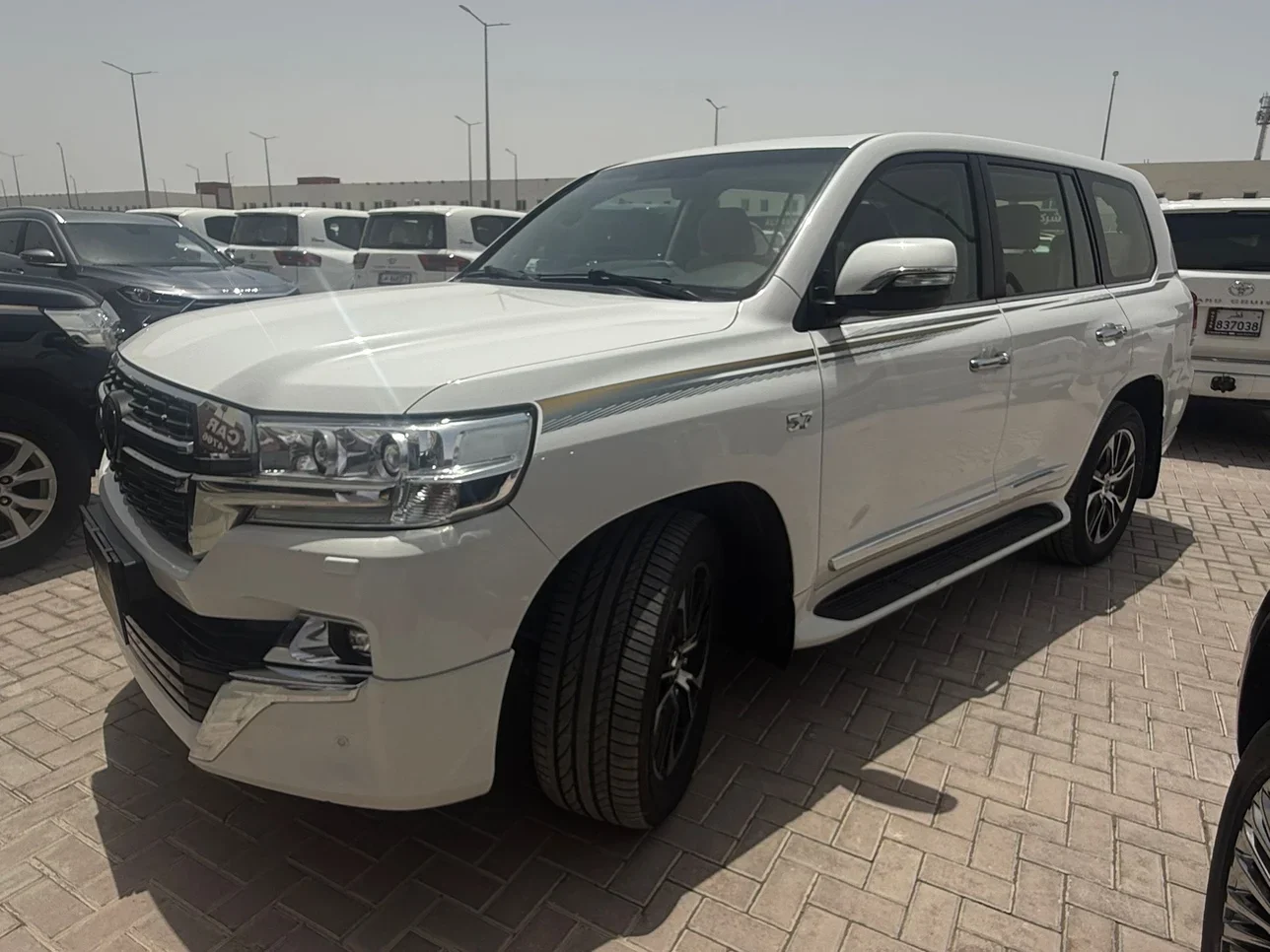 تويوتا  لاند كروزر  في اكس ار  2021  اوتوماتيك  245,000 كم  8 سلندر  دفع رباعي  اس يو في  أبيض