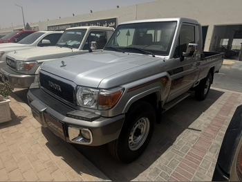 تويوتا  لاند كروزر  ال اكس  2021  عادي  185,000 كم  6 سلندر  دفع رباعي  بيكب  فضي