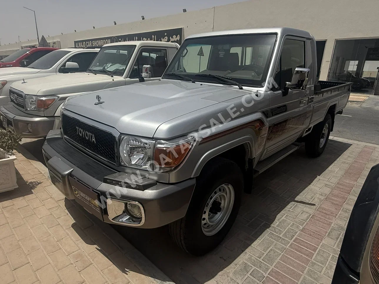 تويوتا  لاند كروزر  ال اكس  2022  عادي  185,000 كم  6 سلندر  دفع رباعي  بيكب  فضي