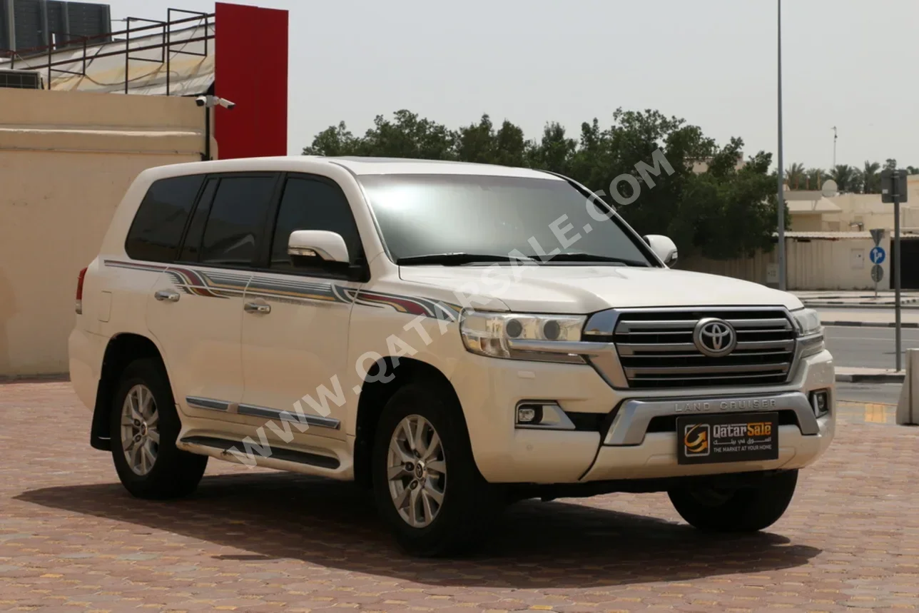 تويوتا  لاند كروزر  جي اكس ار  2016  اوتوماتيك  216,000 كم  8 سلندر  دفع رباعي  اس يو في  أبيض