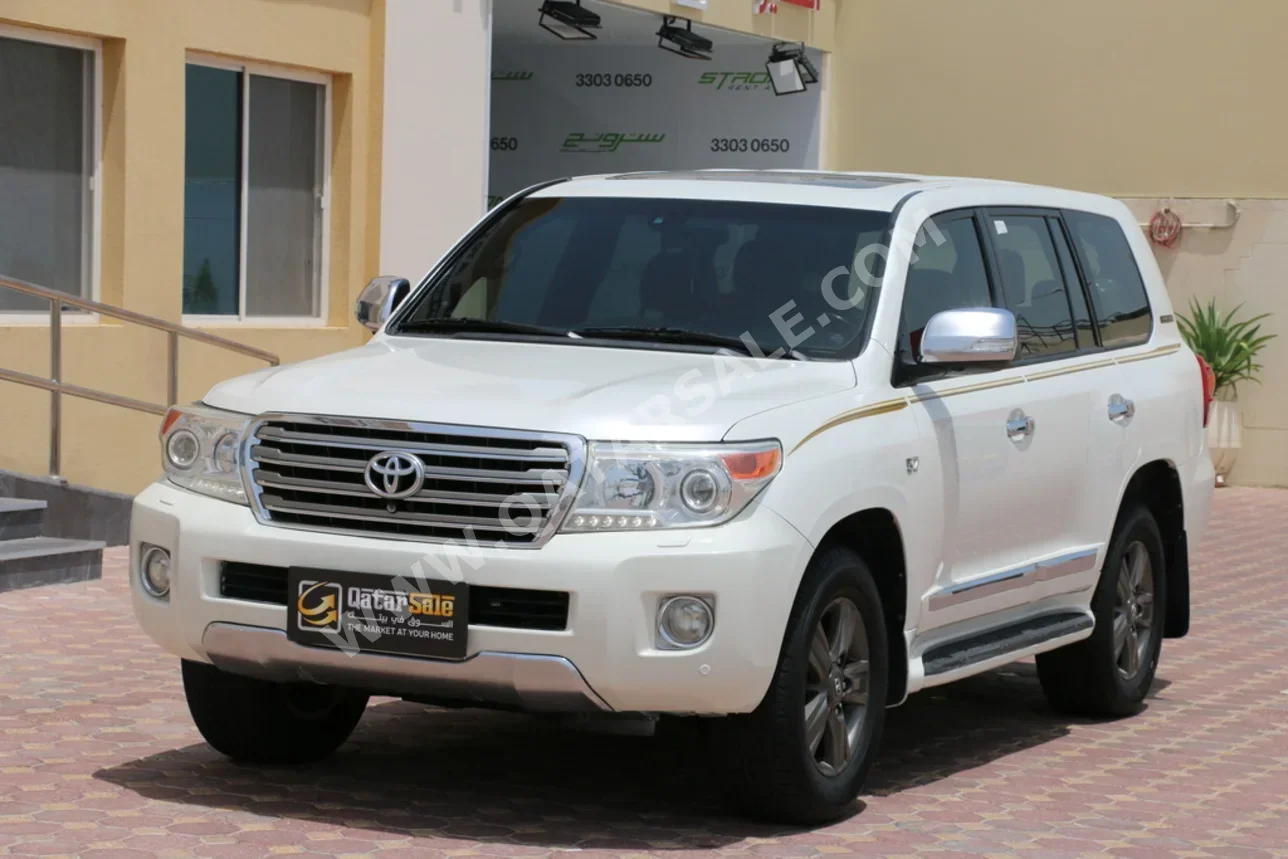 تويوتا  لاند كروزر  في اكس ار  2015  اوتوماتيك  300,000 كم  8 سلندر  دفع رباعي  اس يو في  أبيض