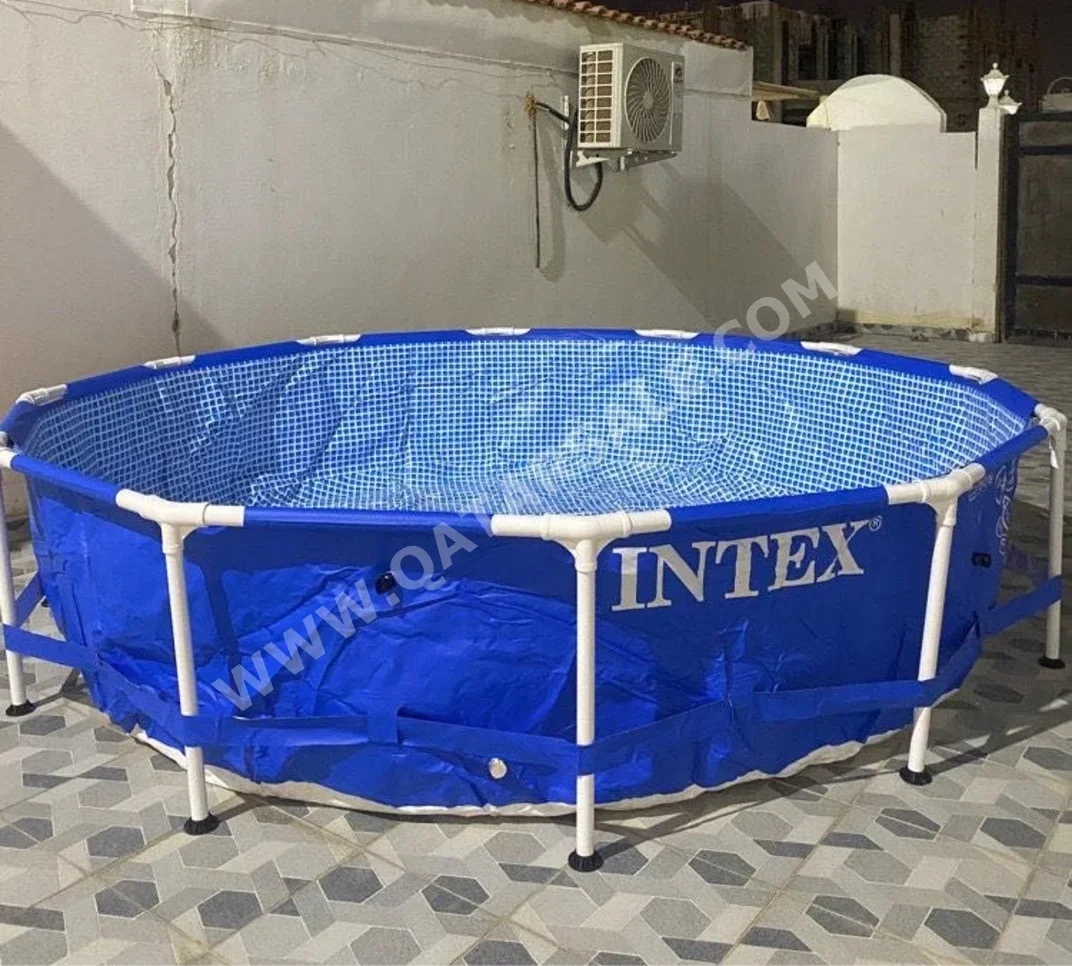 حوض سباحة  - أزرق