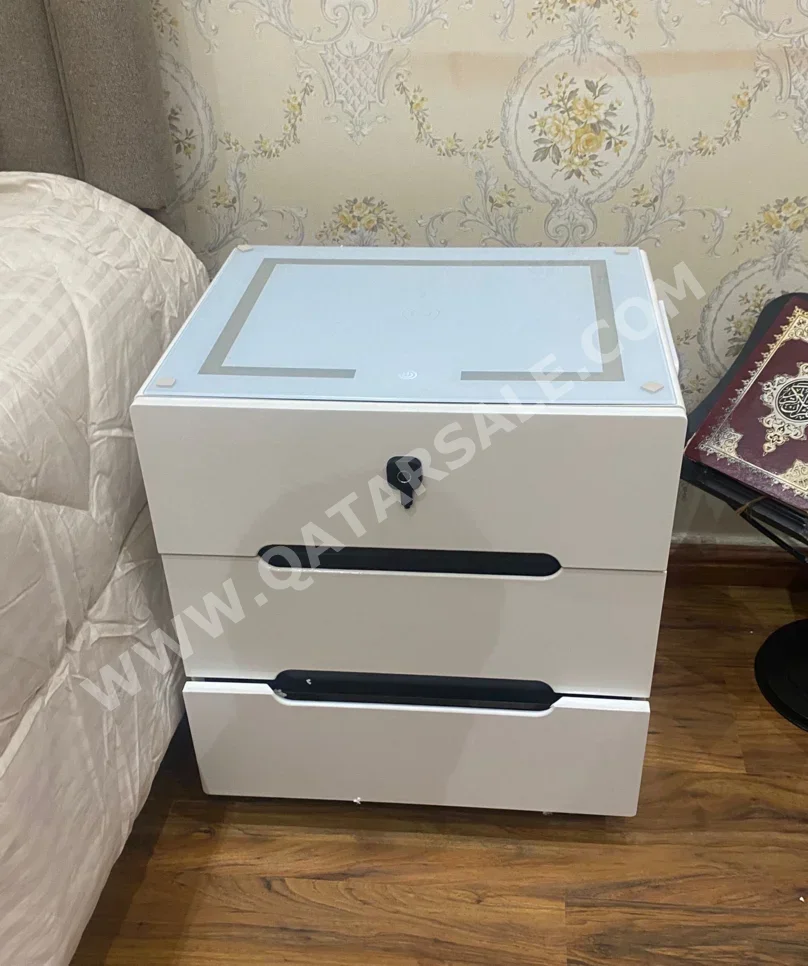 الطاولات والخزائن الجانبية - أبيض