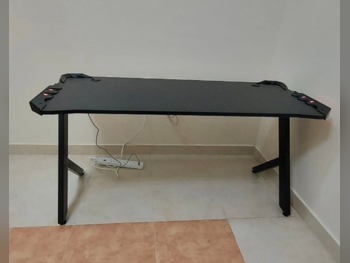 أسود  طاولة ألعاب