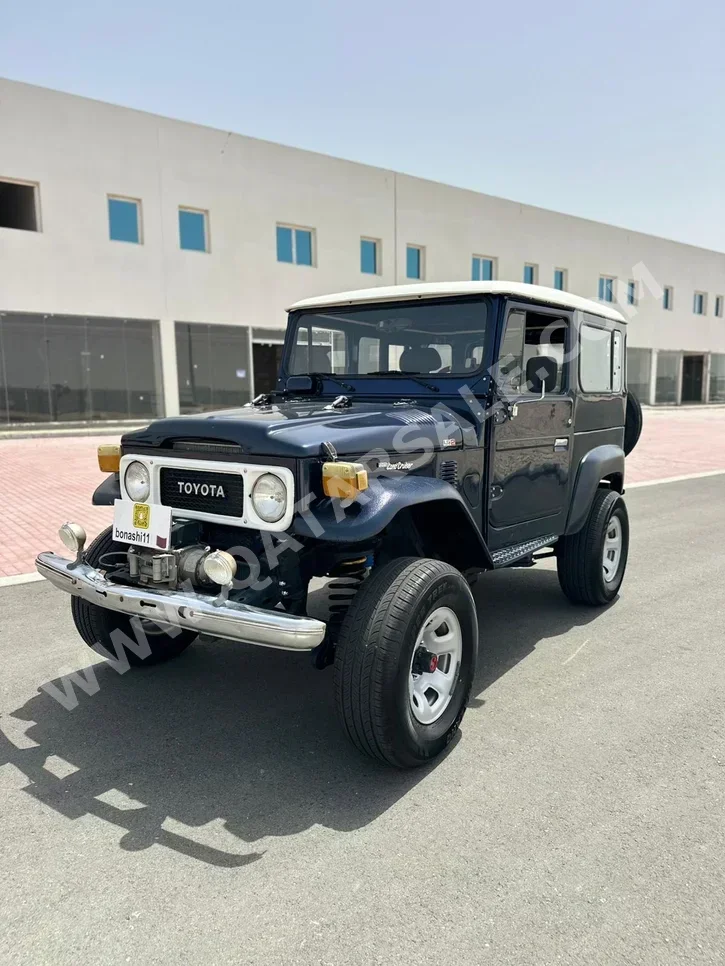 تويوتا  لاند كروزر  1984  عادي  80,000 كم  8 سلندر  دفع رباعي  اس يو في  أزرق غامق