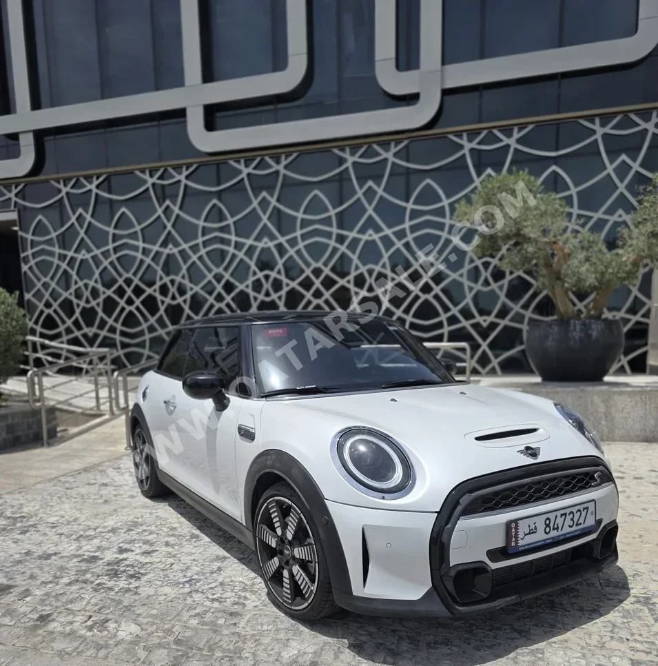 Mini  Cooper  S  2024  Automatic  33,000 Km  4 Cylinder  Front Wheel Drive (FWD)  Hatchback  White and Black  With Warranty