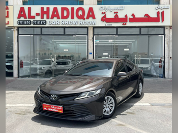 تويوتا  كامري  أل اي  2018  اوتوماتيك  130,000 كم  4 سلندر  سحب امامي  سيدان  رمادي