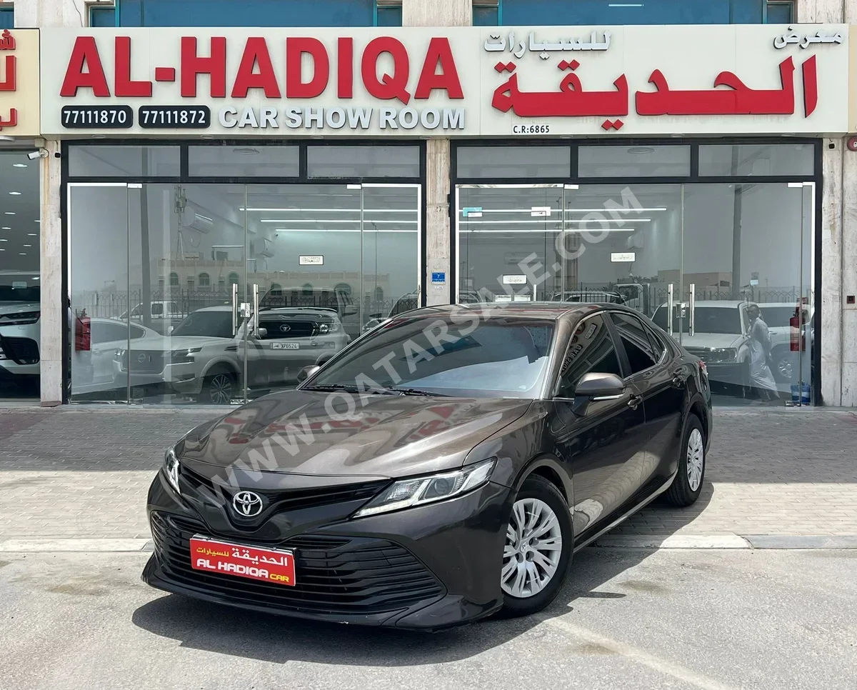 تويوتا  كامري  أل اي  2018  اوتوماتيك  130,000 كم  4 سلندر  سحب امامي  سيدان  رمادي