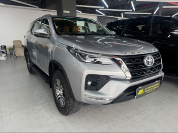 تويوتا  فورشنر  اس ار 5  2025  اوتوماتيك  7,000 كم  6 سلندر  دفع رباعي  اس يو في  فضي  تحت الضمان