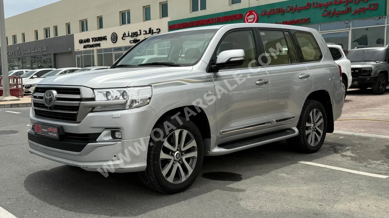 تويوتا  لاند كروزر  في اكس ار  2019  اوتوماتيك  283,000 كم  8 سلندر  دفع رباعي  اس يو في  فضي