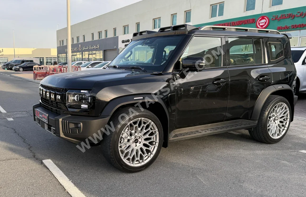 Jetour  T2  Luxury  2025  Automatic  32,000 Km  4 Cylinder  Four Wheel Drive (4WD)  SUV  Black  With Warranty