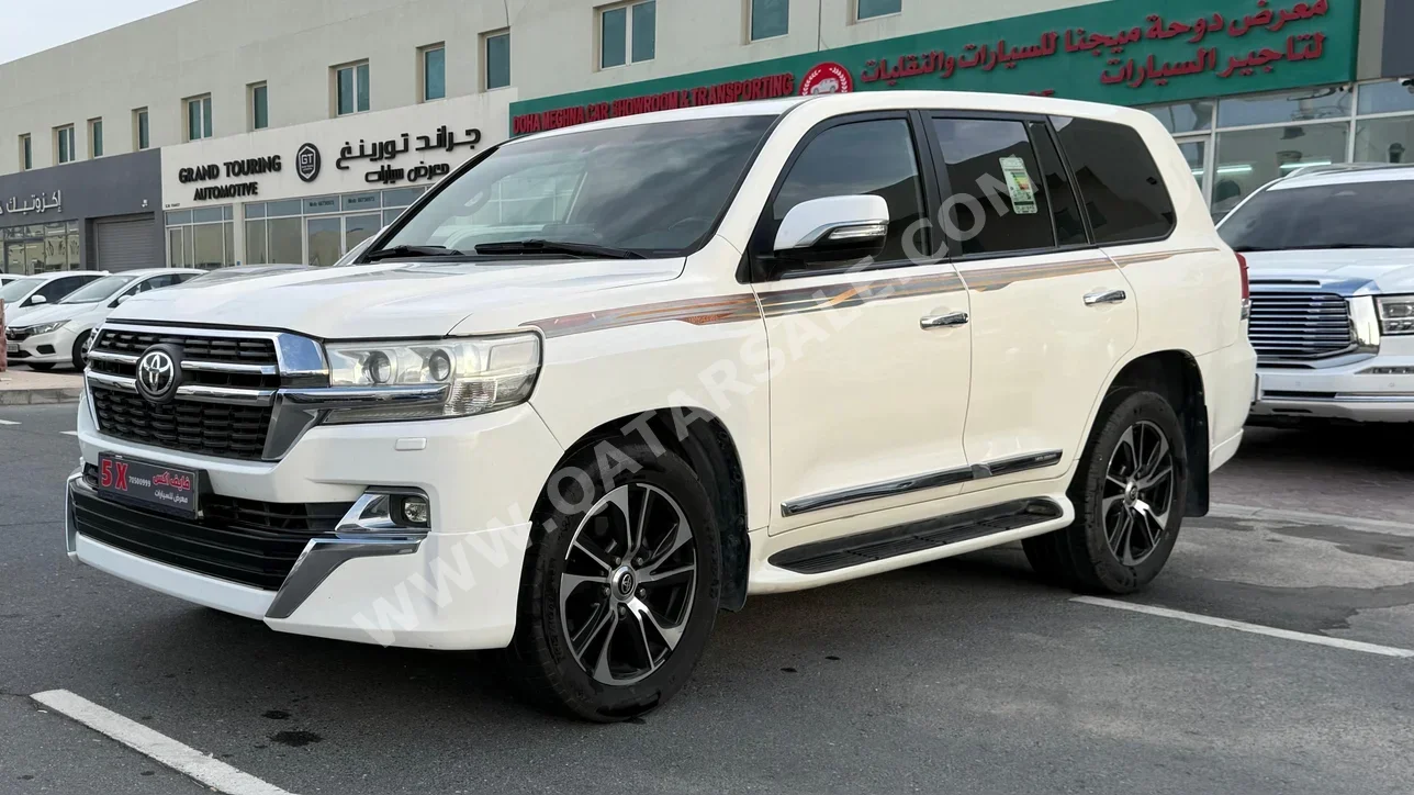 تويوتا  لاند كروزر  جي اكس ار  2011  اوتوماتيك  175,000 كم  6 سلندر  دفع رباعي  اس يو في  أبيض