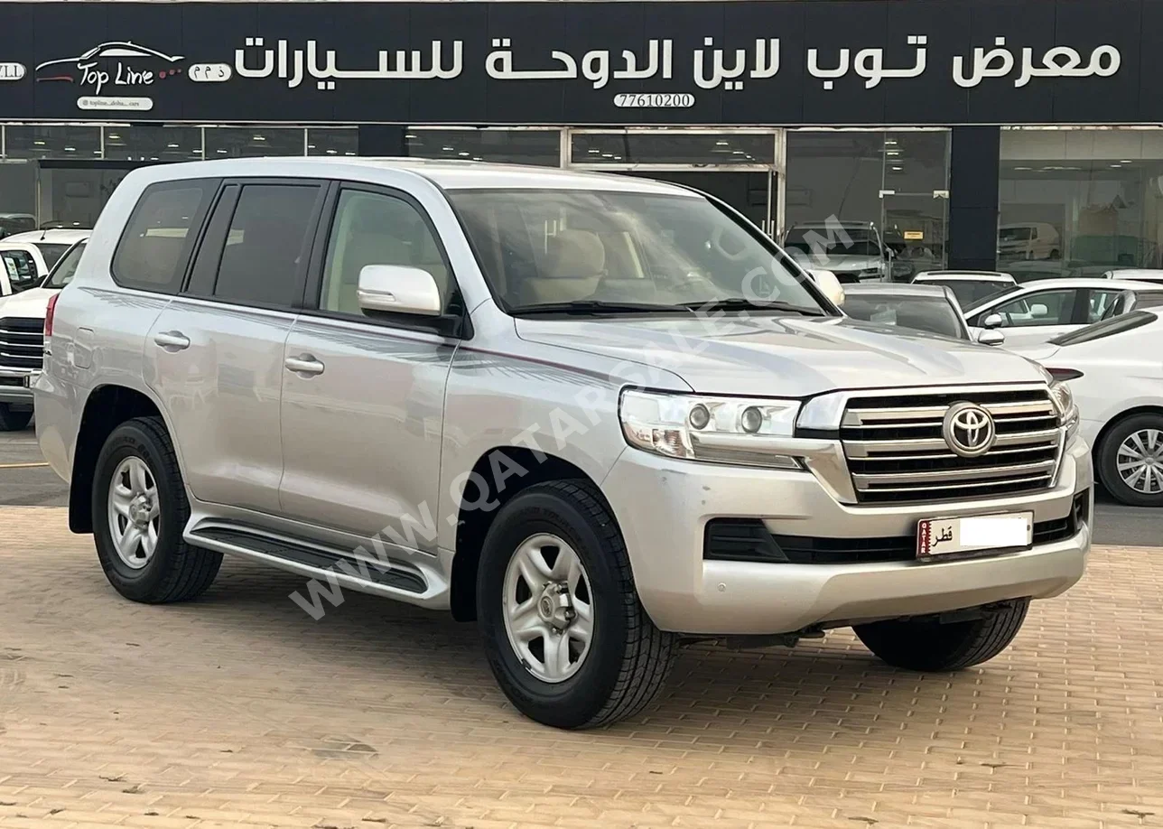 Toyota  Land Cruiser  GXR  2016  Automatic  196,000 Km  6 Cylinder  Four Wheel Drive (4WD)  SUV  Silver