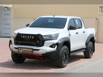 تويوتا  هاي لوكس  جي ار سبورت  2025  اوتوماتيك  28,000 كم  6 سلندر  دفع رباعي  بيكب  أبيض