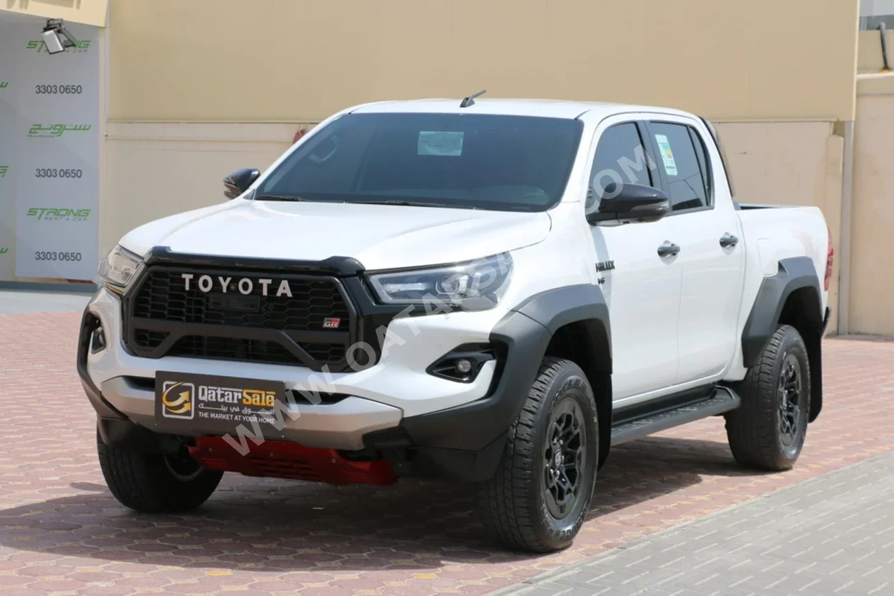 تويوتا  هاي لوكس  جي ار سبورت  2025  اوتوماتيك  28,000 كم  6 سلندر  دفع رباعي  بيكب  أبيض