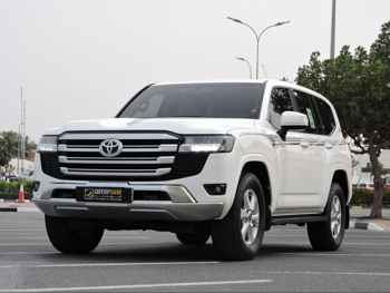 تويوتا  لاند كروزر  جي اكس ار  2022  اوتوماتيك  165,000 كم  6 سلندر  دفع رباعي  اس يو في  أبيض