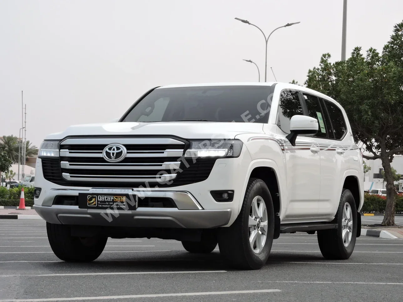تويوتا  لاند كروزر  جي اكس ار  2022  اوتوماتيك  165,000 كم  6 سلندر  دفع رباعي  اس يو في  أبيض