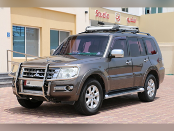 ميتسوبيشي  باجيرو  GLS  2016  اوتوماتيك  137,000 كم  6 سلندر  دفع رباعي  اس يو في  رمادي