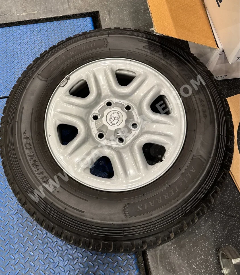 العجلات والجنوط (الرنقات) دنلوب صنع في الولايات المتحدة الأمريكية (الولايات المتحدة الأمريكية) \  4 مواسم  17"