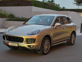 Porsche Cayenne 2016 Automatic 85,000 Km 6 Cylinder Four Wheel Drive (4WD) SUV Gold